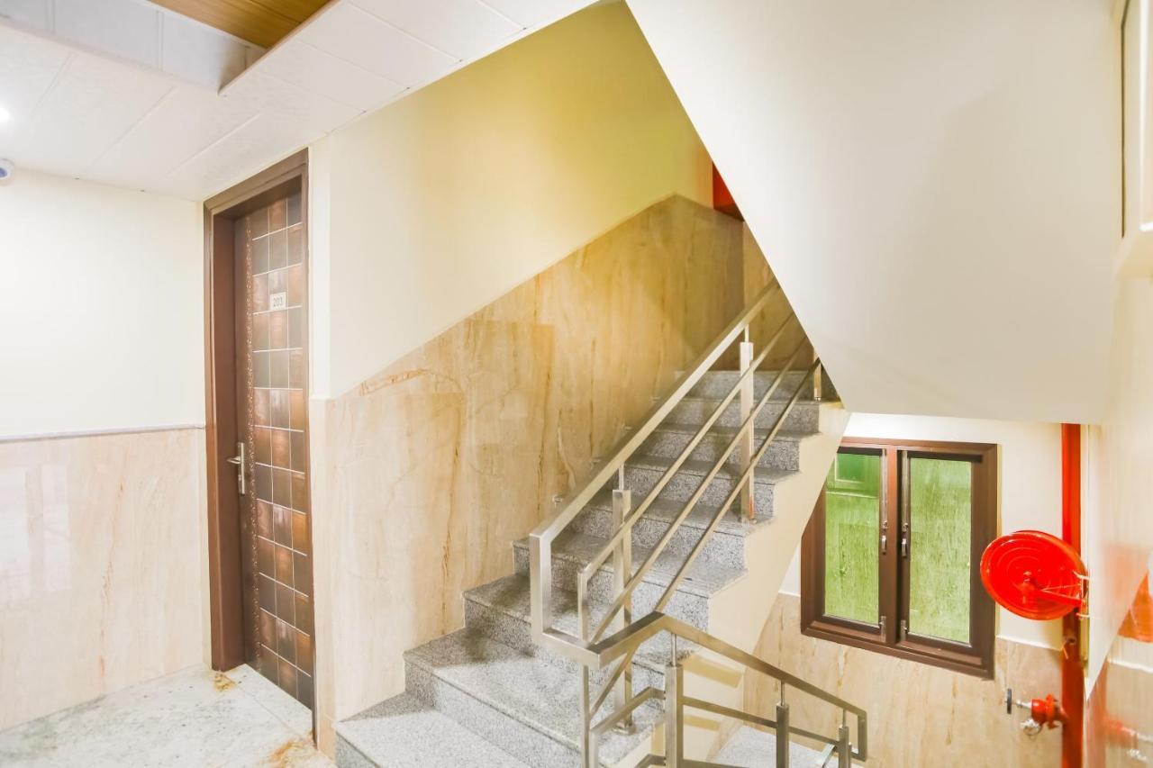 Oyo 71521 Crown Hotel Delhi (National Capital Territory of India)