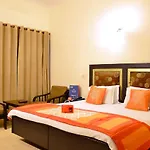 Oyo Home Baikunth Kuteer Near Dilli Haat Ina