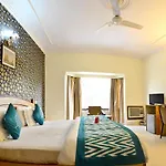 Oyo Home Baikunth Kuteer Near Dilli Haat Ina