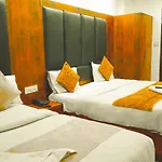 Roomshala 053 Tej Palace - Near Igi Airport Delhi
