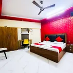 Roomshala 121 Hotel Classic -Hazrat Nizamuddin Railway Station
