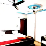 Lotus Stay - 1 Min Walk In From Nizamuddin Railway Station