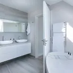 Hotel White Moon Near Embassy - Chanakyapuri