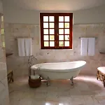 Hotel White Moon Near Embassy - Chanakyapuri