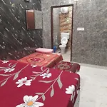 Aggarwal Independent Studio Apartments With Private Washroom And Private Kitchen With All Utensils, Fridge, Wifi With Smart Tv, Work Desk, Fully Ac As Like Your Own Sweet Home