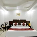 Hotel Legend International - 02 Mins From New Delhi Station