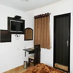 Oyo 5385 Paschim Vihar