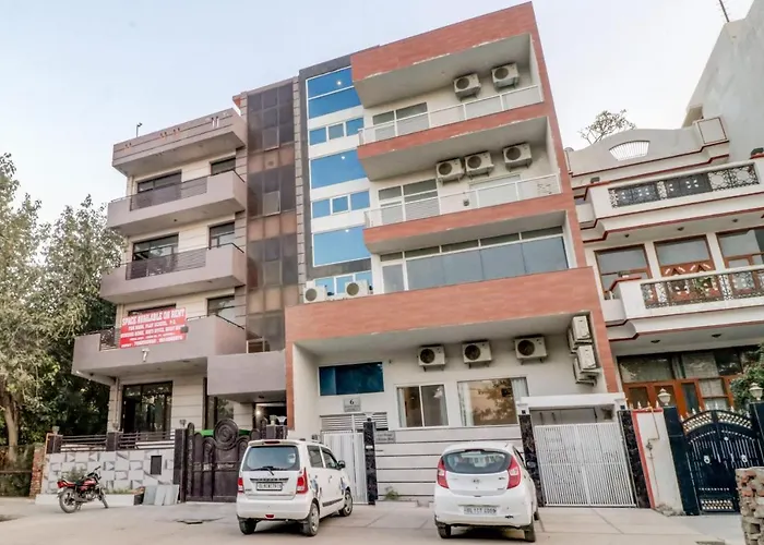 Oyo Townhouse 461 Grey House Near Nawada Metro Station