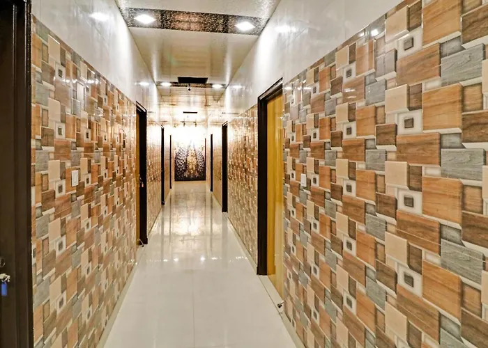 Collection O Qotel Peeragarhi