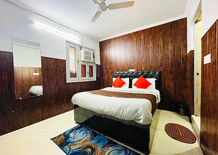 Hotel Commodo - Near Dhaula Kuan