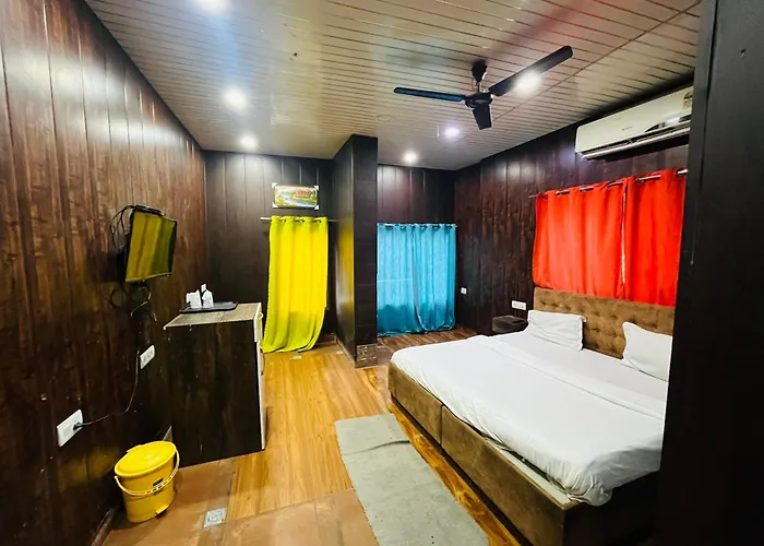 Hotel Mannat Near Shalimar Bagh Metro