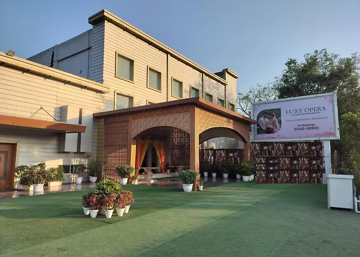 Hotel Luxe Opera Nh8 - 7Km From Igi Airport Delhi - \