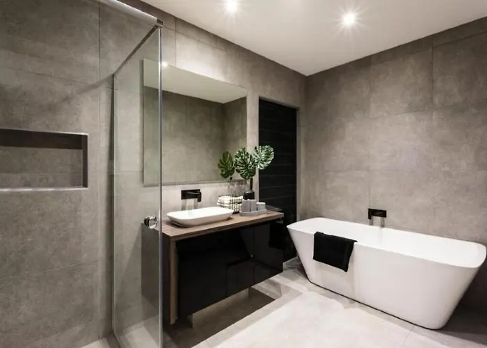 Hotel Luxe Manor Near Delhi Airport