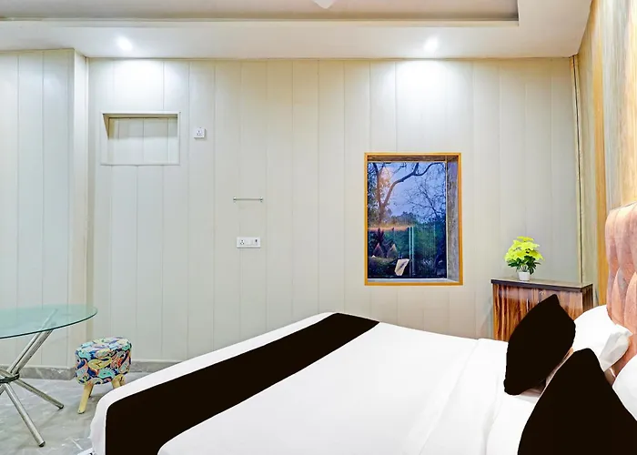 Hotel O Crown Inn