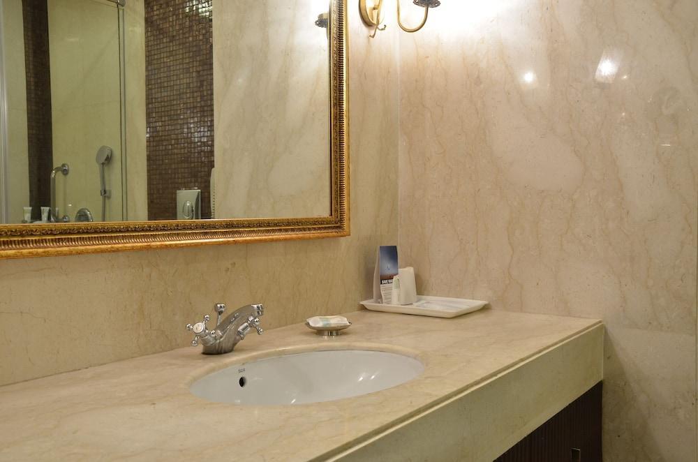 Resort Country & By Radisson, Delhi Satbari 4*