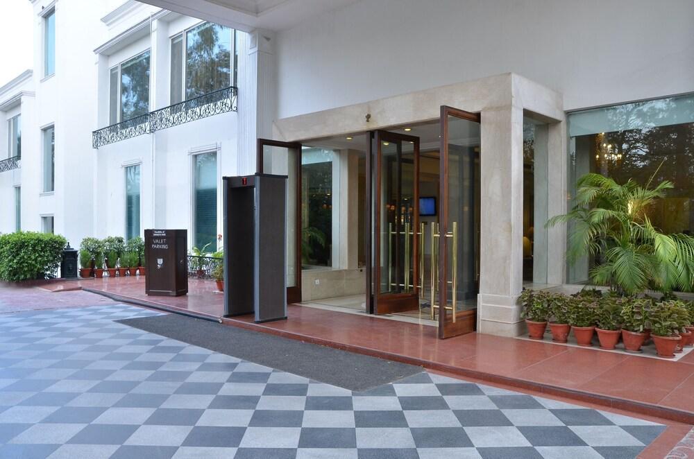 Resort Country & By Radisson, Delhi Satbari
