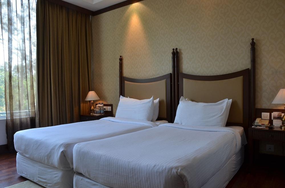 Country & By Radisson, Delhi Satbari 4*