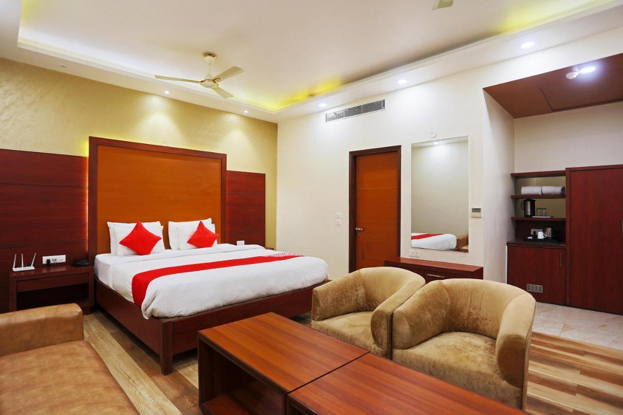 Capital O Green Palms Near Jhilmil Metro Station Hotel