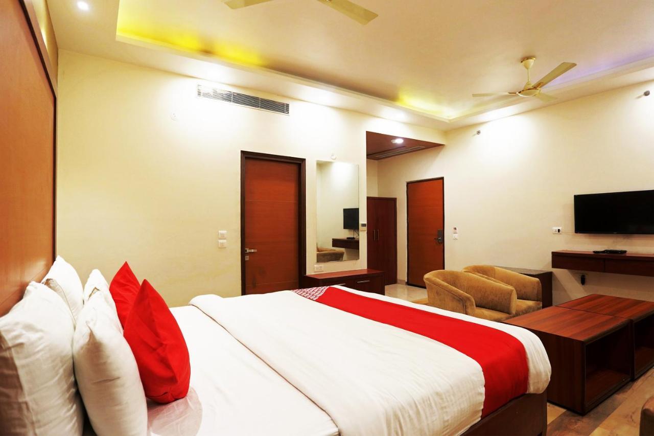 Hotel Capital O Green Palms Near Jhilmil Metro Station Nova Deli