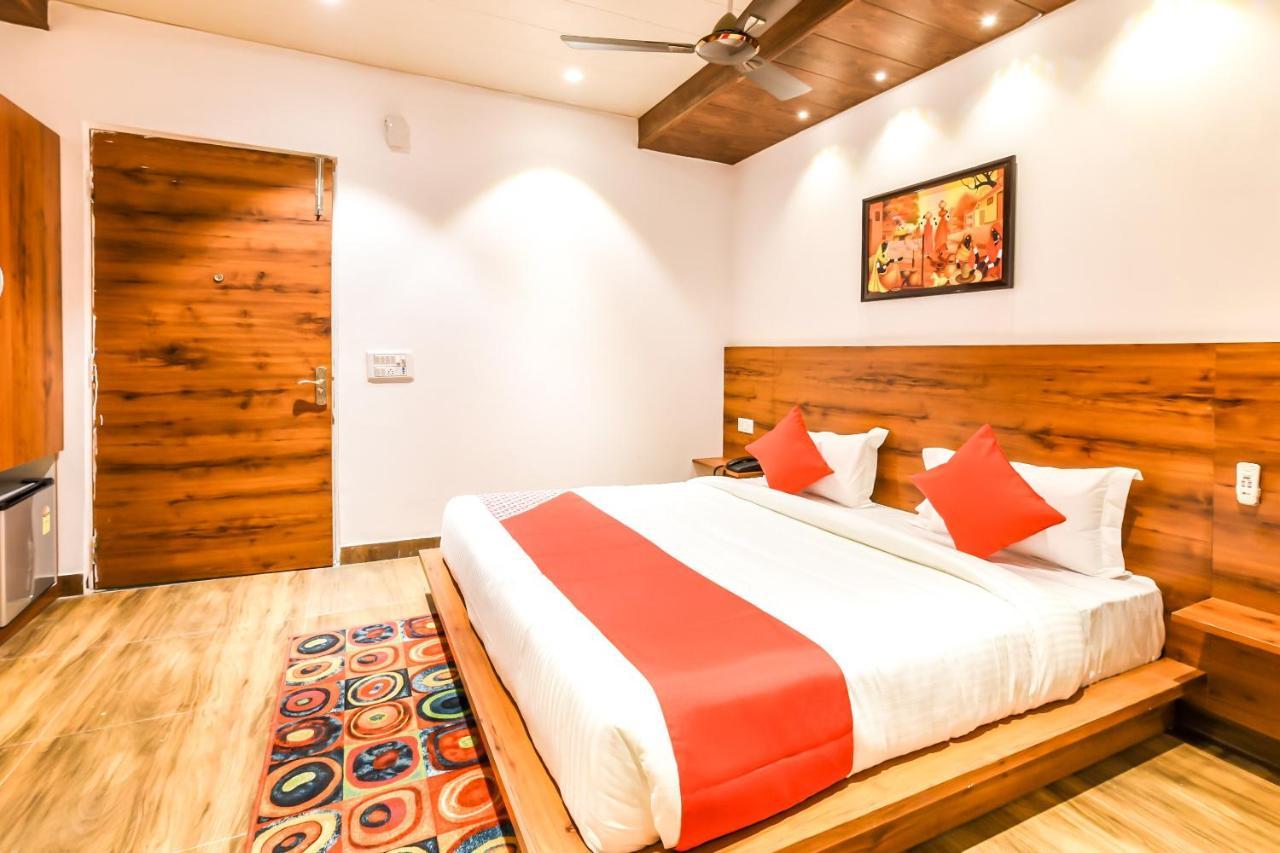 Capital O 19133 Oak Tree Hotel New Delhi