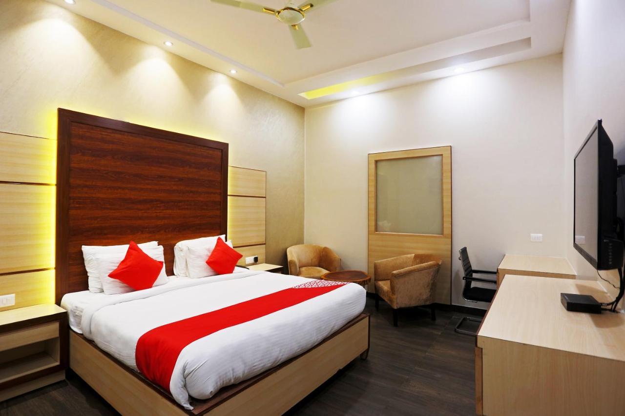 Capital O Green Palms Near Jhilmil Metro Station Hotel 3*