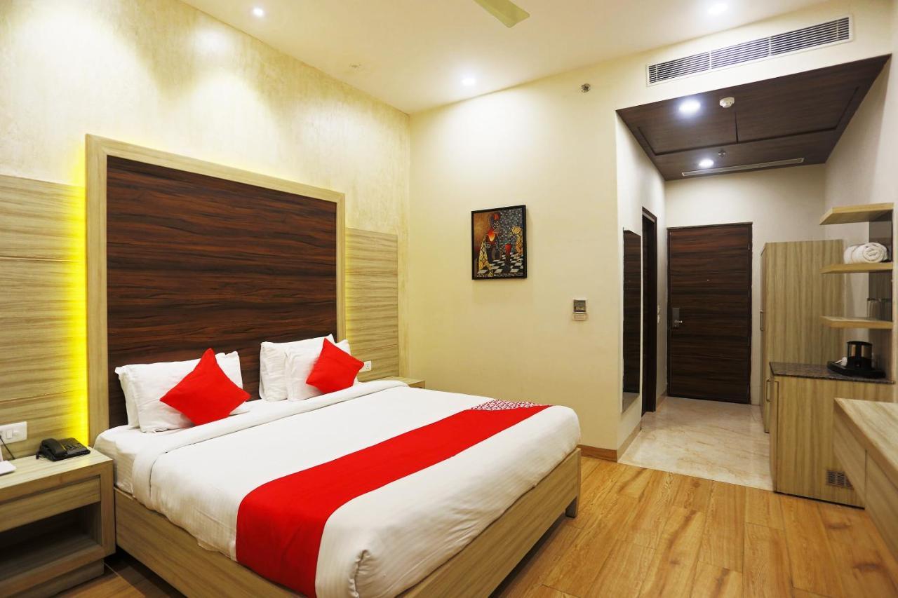 Capital O Green Palms Near Jhilmil Metro Station 3*