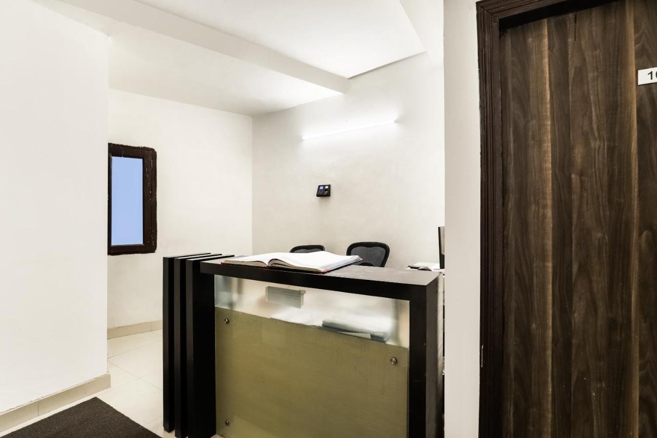 Hotel Oyo Flagship 76030 Ashok Park Metro Nova Deli
