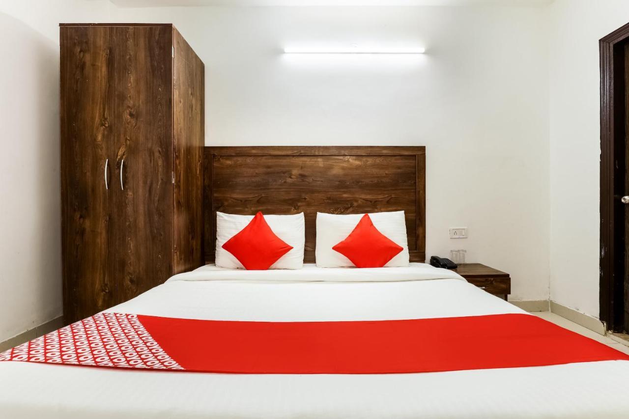 Hotel Oyo Flagship 76030 Ashok Park Metro Nova Deli