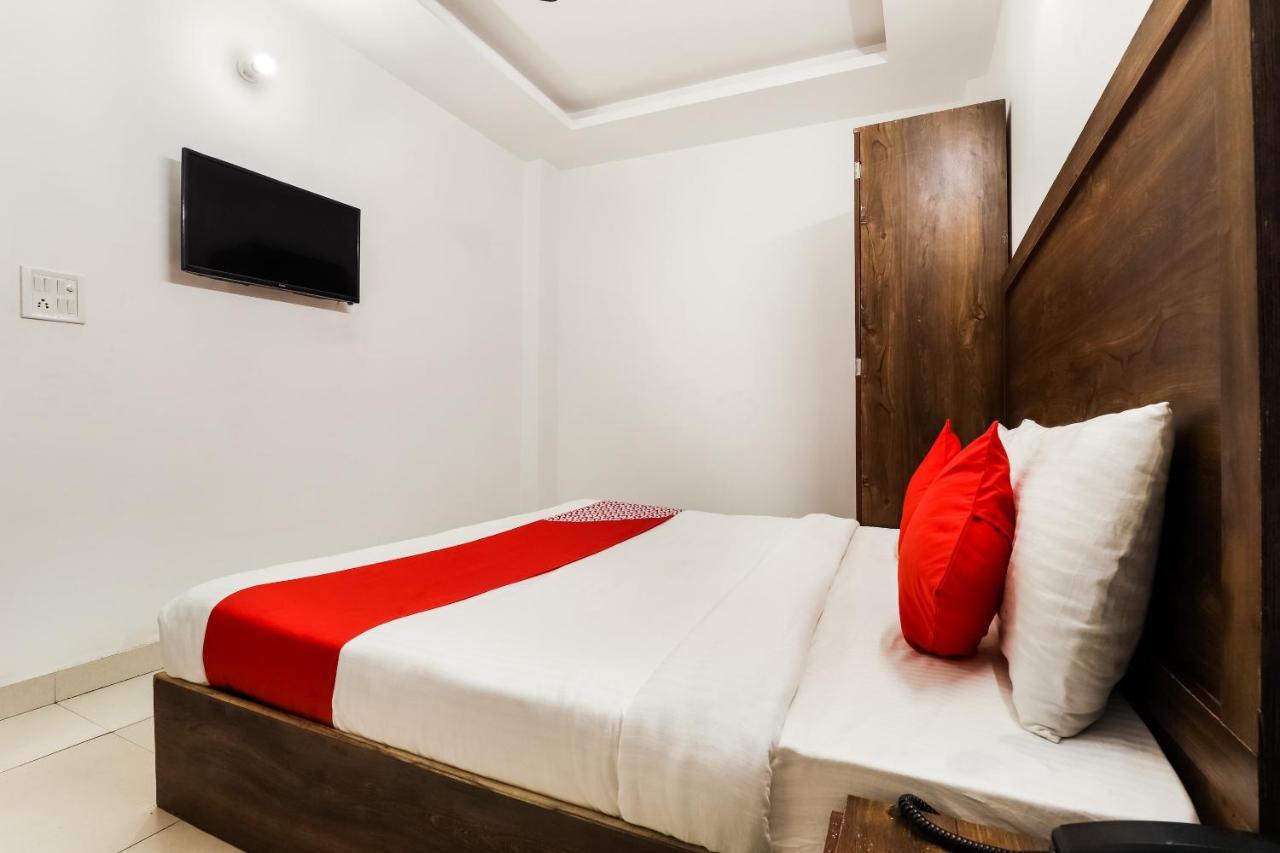 Hotel Oyo Flagship 76030 Ashok Park Metro 3*