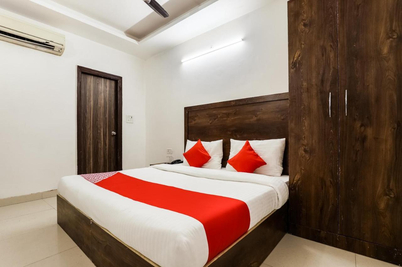 Hotel Oyo Flagship 76030 Ashok Park Metro Nova Deli