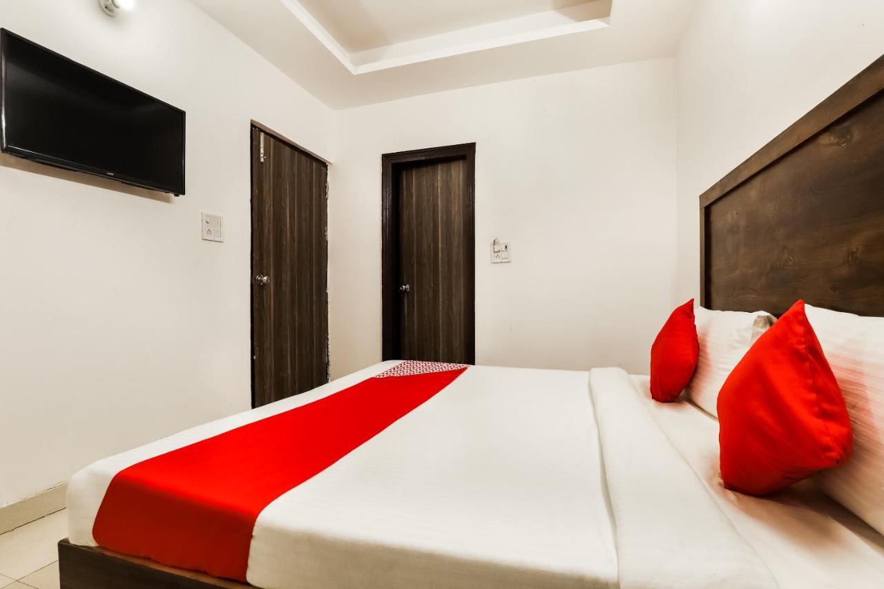 Hotel Oyo Flagship 76030 Ashok Park Metro 3*