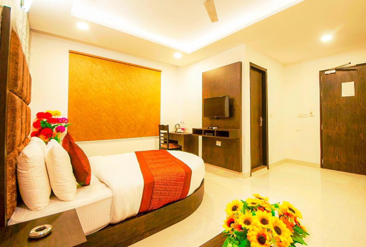 Grand Belwood Near Delhi Airport 3*