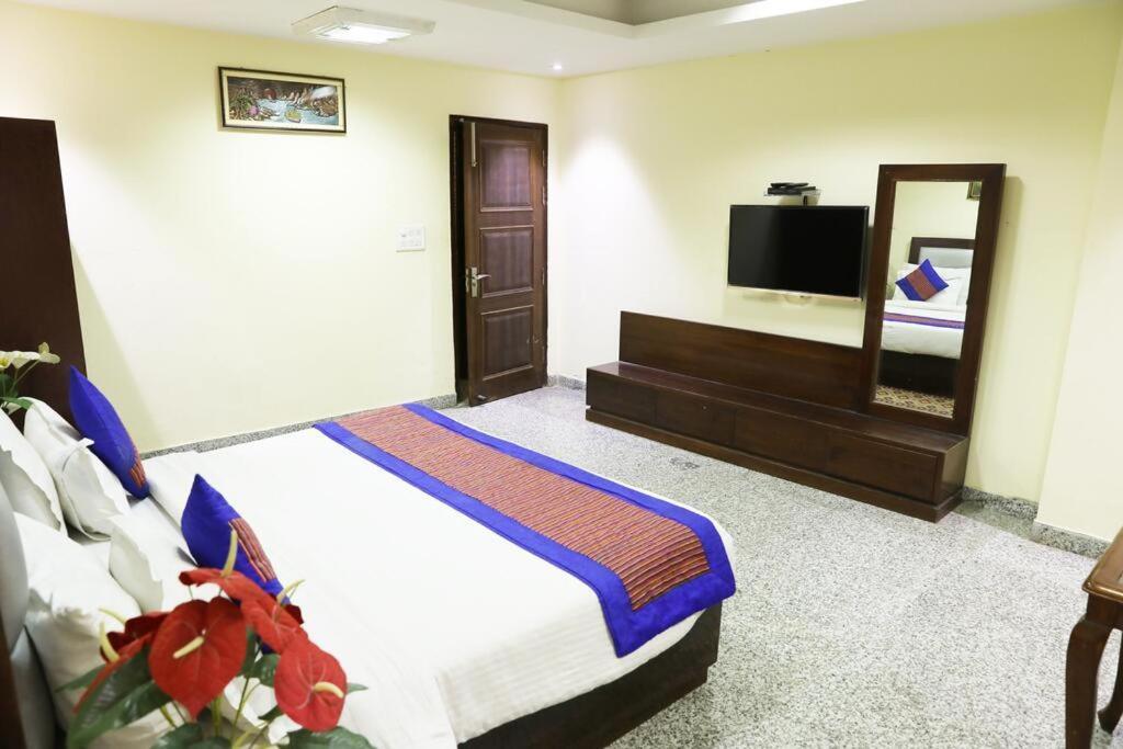 Airport The Paramont Hotel New Delhi