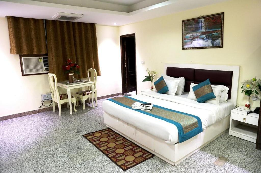 Hotel Airport The Paramont New Delhi
