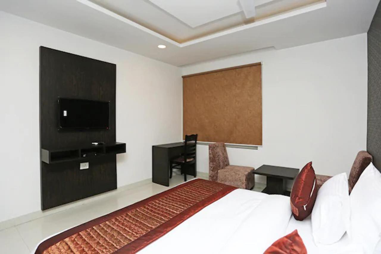 Grand Belwood Near Delhi Airport 3*
