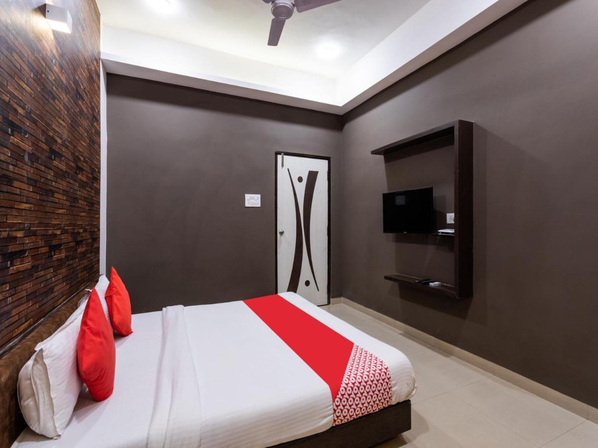 Hotel Oyo 10439 The Castle New Delhi