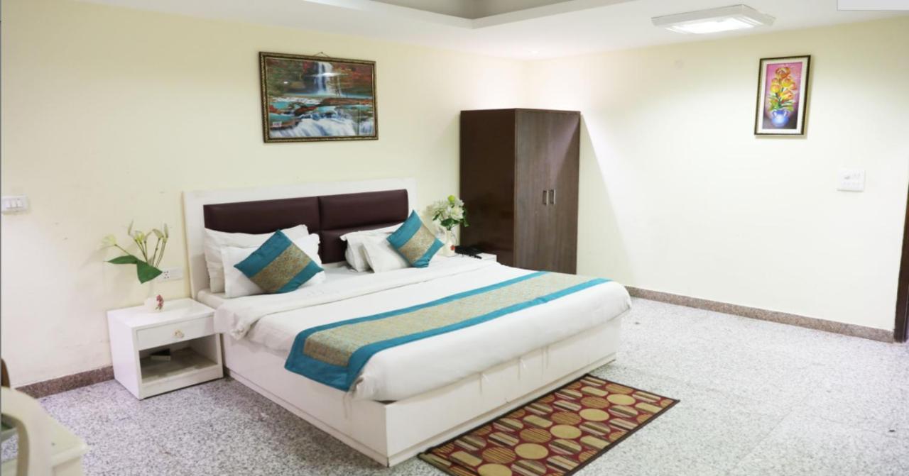 Hotel Airport The Paramont New Delhi