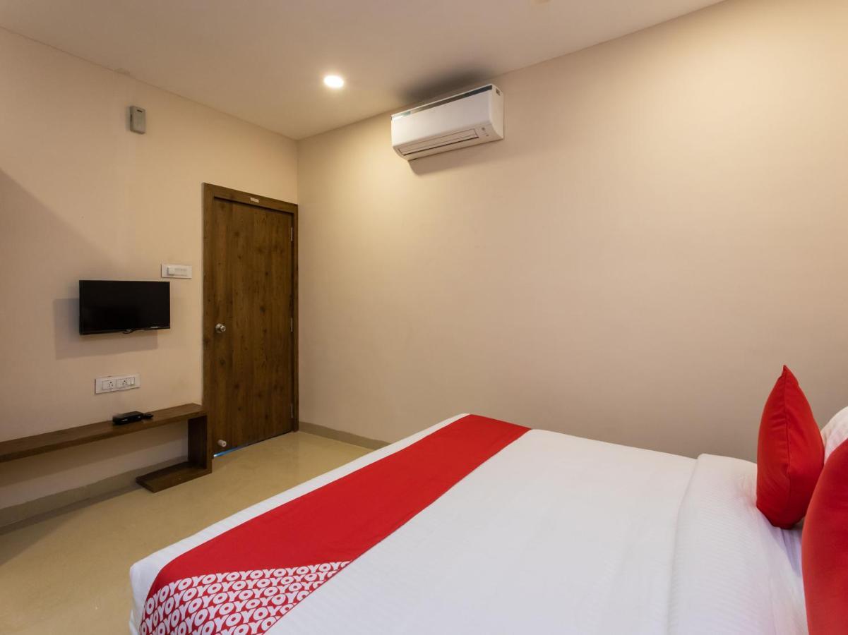 Hotel Oyo 10439 The Castle New Delhi