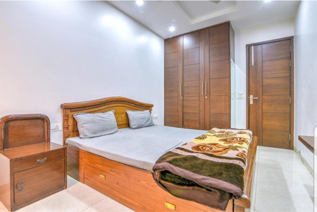 Ideal 3bhk Apartment!downtown New Delhi