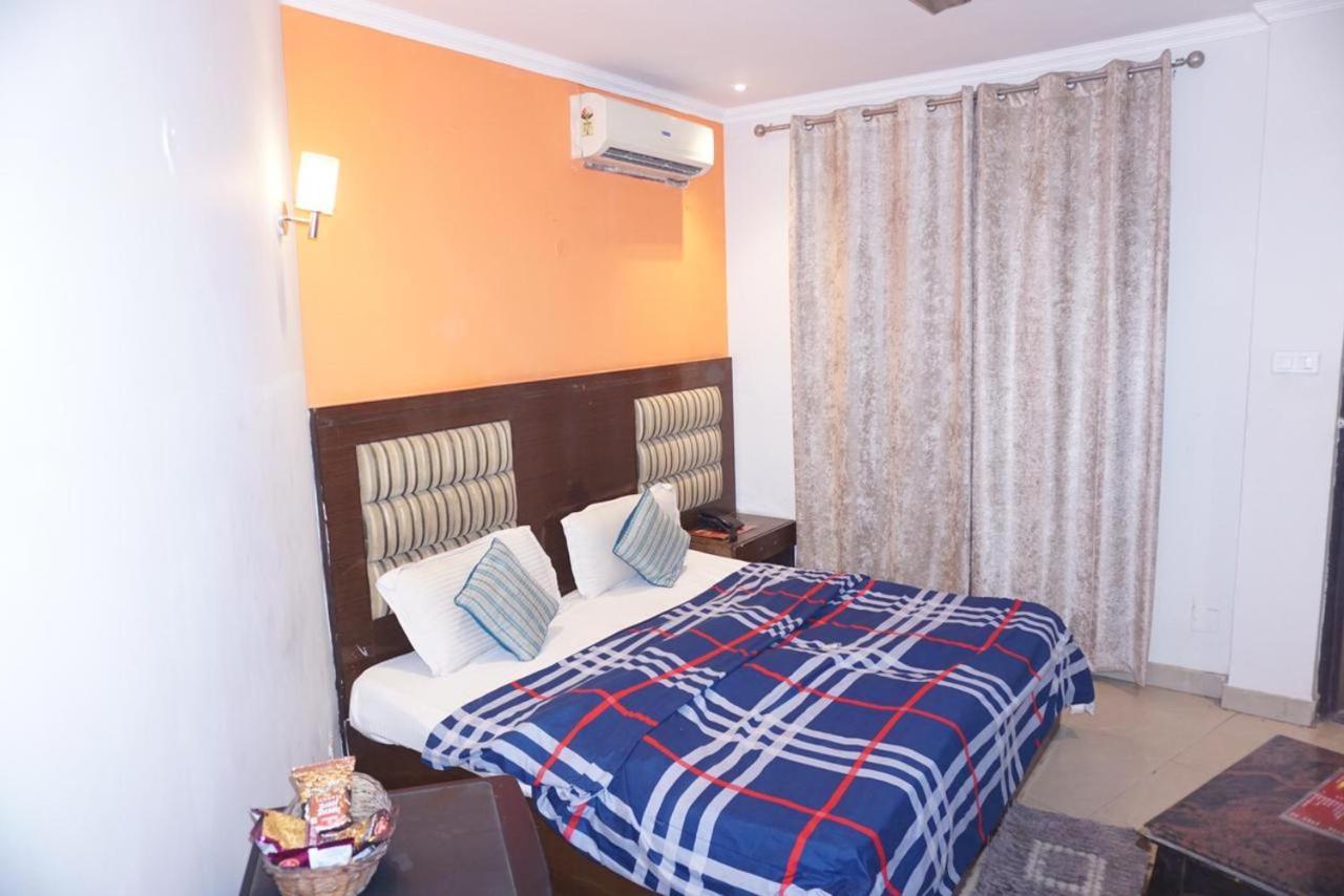 Red Blu Hotel New Delhi