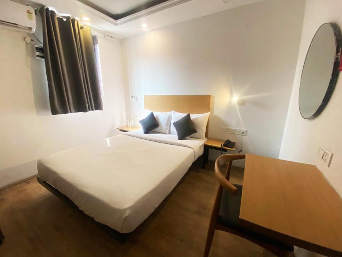 Gray Saffron - Near Rohini Sector 18, 19 Metro Station 3* New Delhi