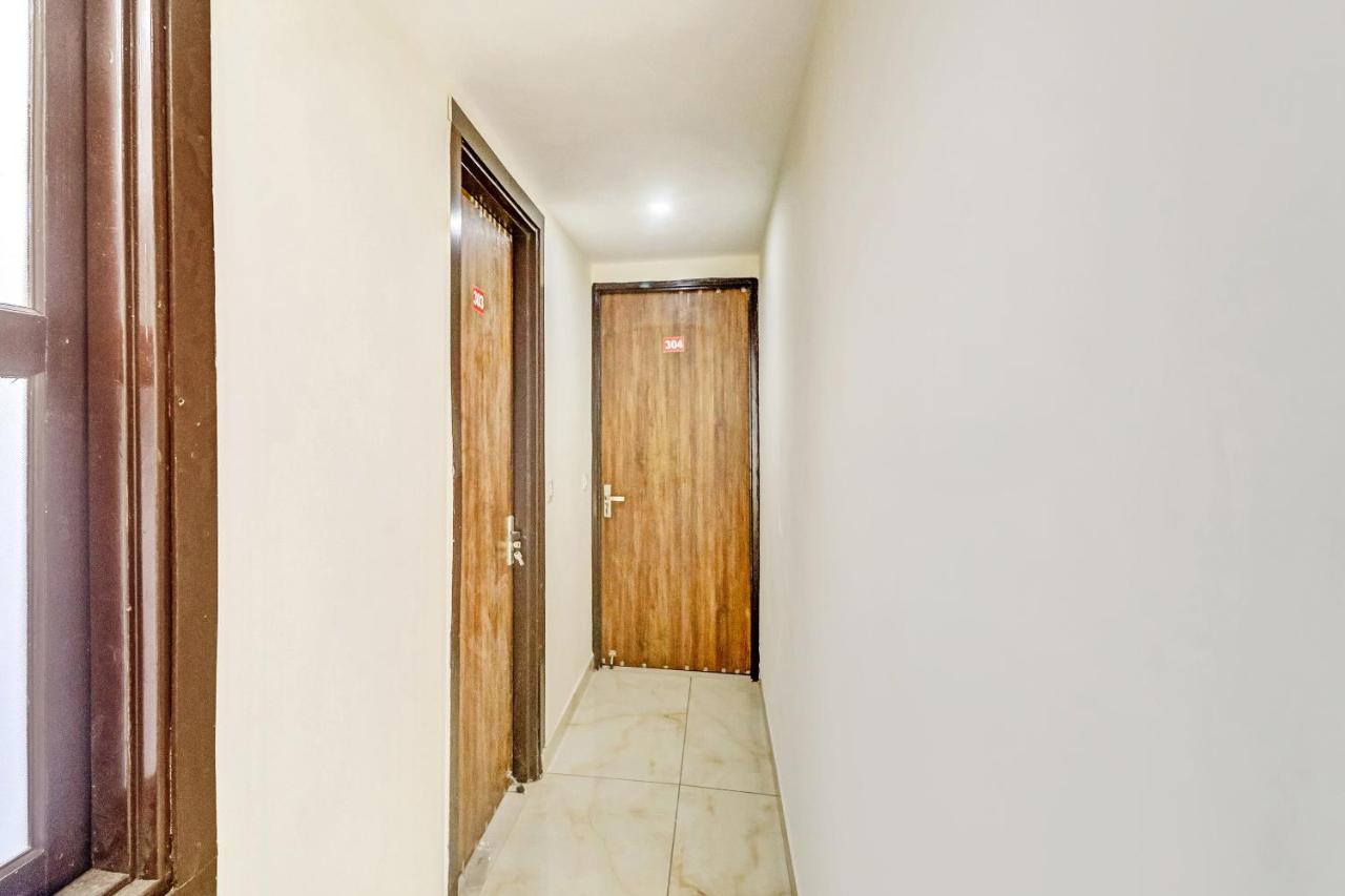 Oyo 82107 Vivaan Residency New Delhi