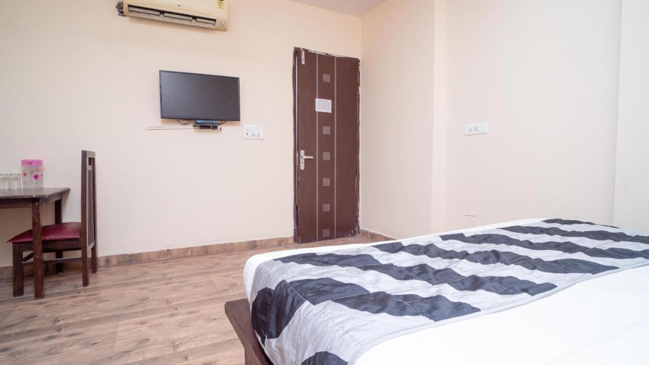 Hotel Gs International Couple Friendly At Delhi University 3*