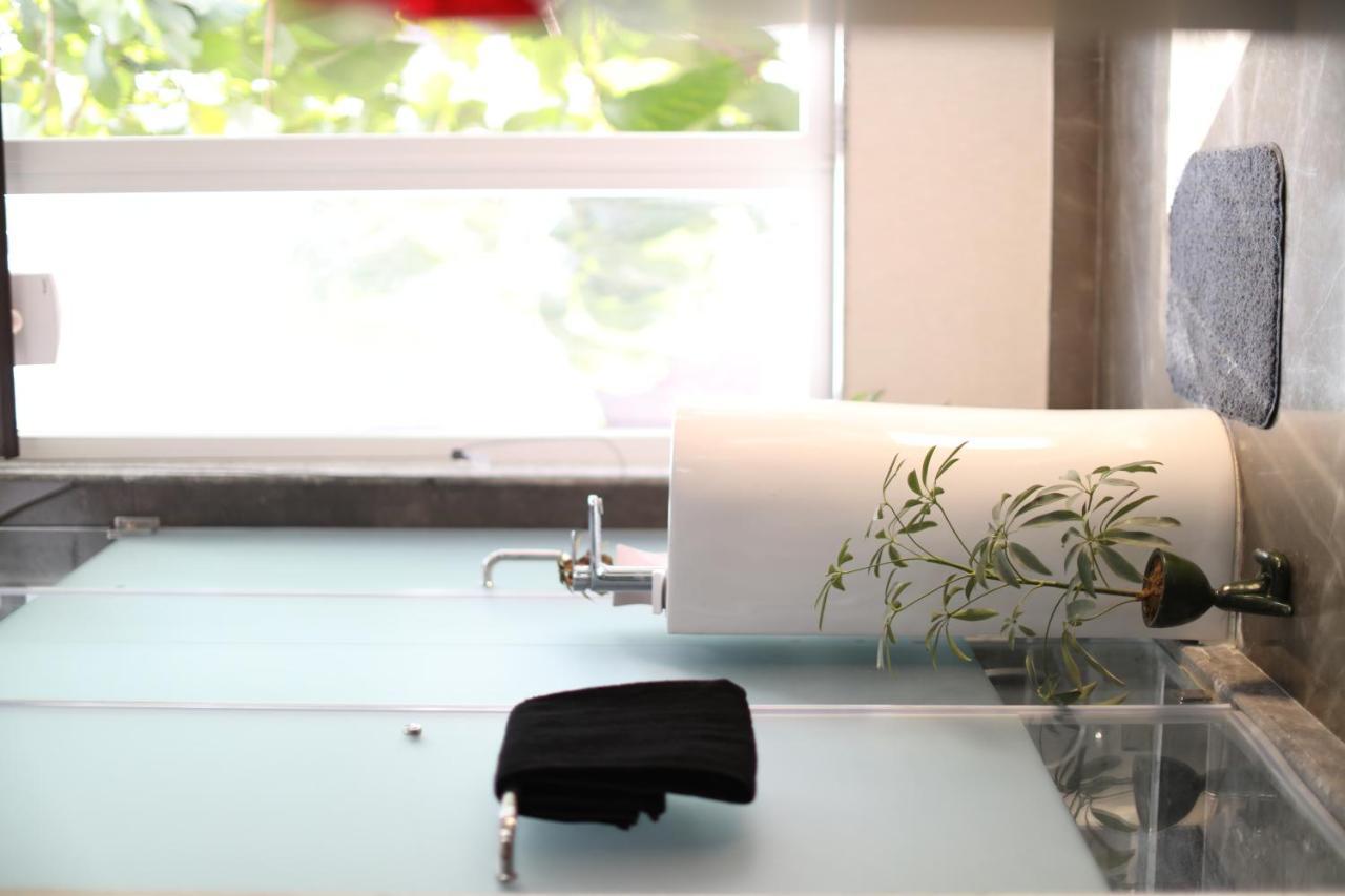Hotel Kryc Luxury Living Near Indraprastha Apollo Hospital New Delhi