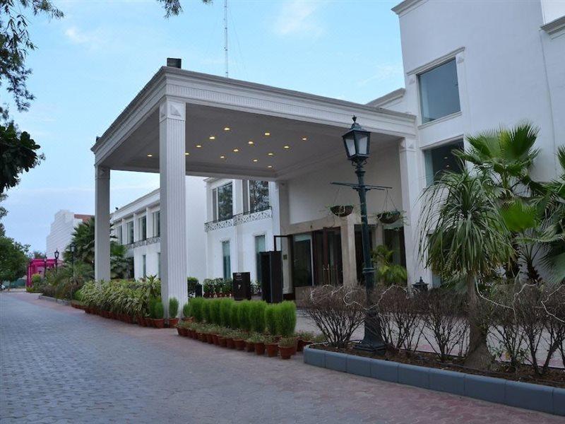 Country & By Radisson, Delhi Satbari
