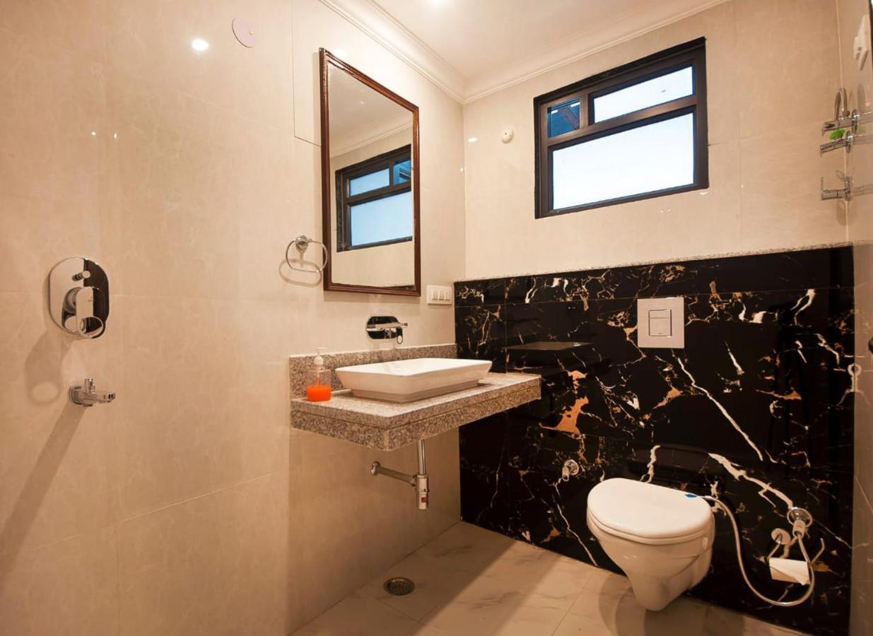Hotel Almora Near Delhi Airport 3*