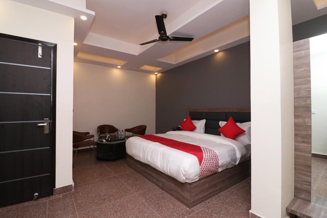 Oyo 36848 Embellish Hotel 3*