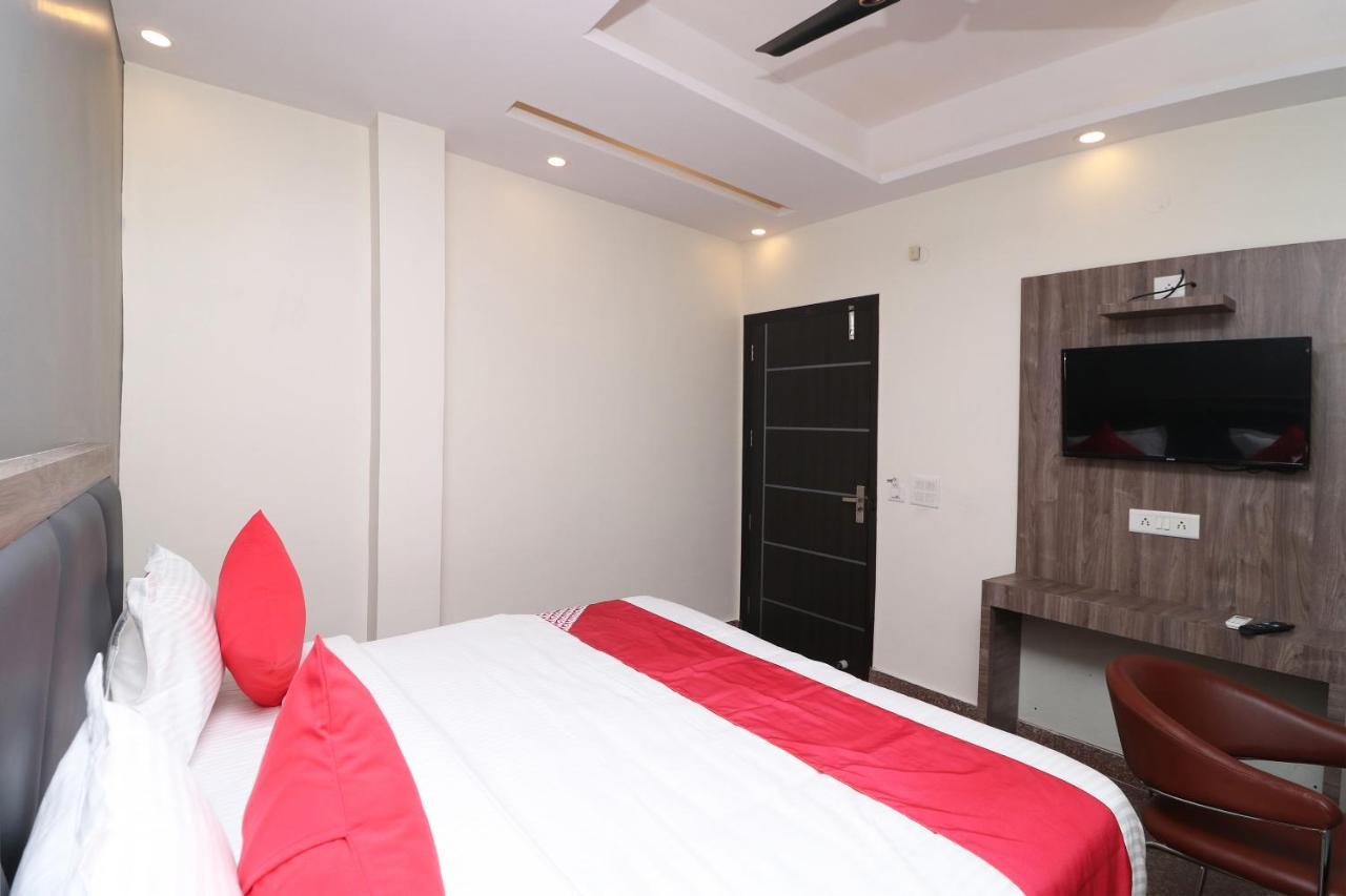 Oyo 36848 Embellish Hotel 3*