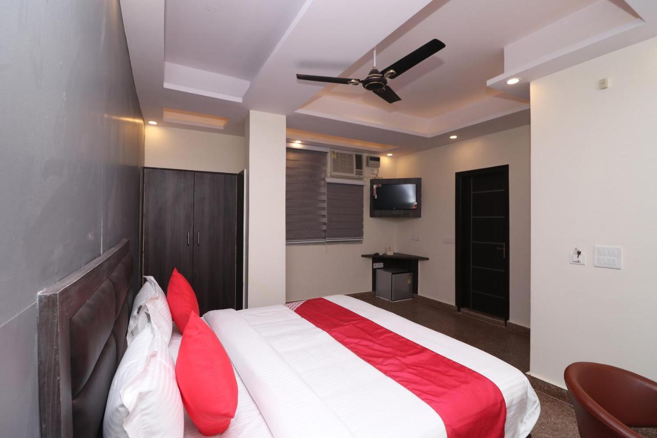 Oyo 36848 Embellish Hotel 3*
