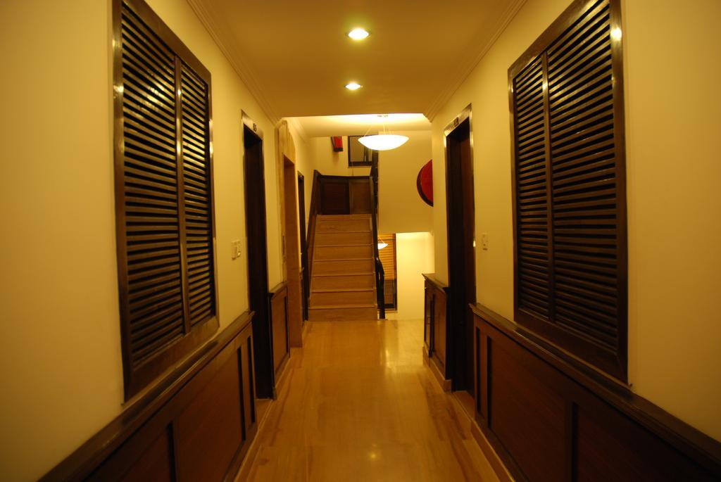 Capital O 2382 White House Continental Hotel Delhi (National Capital Territory of India)